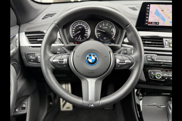 BMW X1 xDrive25e Bus Ed Plus M-Sport |Pano|HUD|HiFi|Cam|Sfeer|19"|Storm Bay|