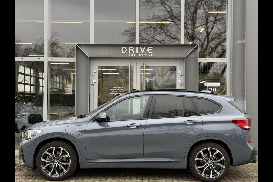 BMW X1 xDrive25e Bus Ed Plus M-Sport |Pano|HUD|HiFi|Cam|Sfeer|19"|Storm Bay|
