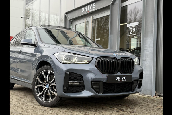 BMW X1 xDrive25e Bus Ed Plus M-Sport |Pano|HUD|HiFi|Cam|Sfeer|19"|Storm Bay|