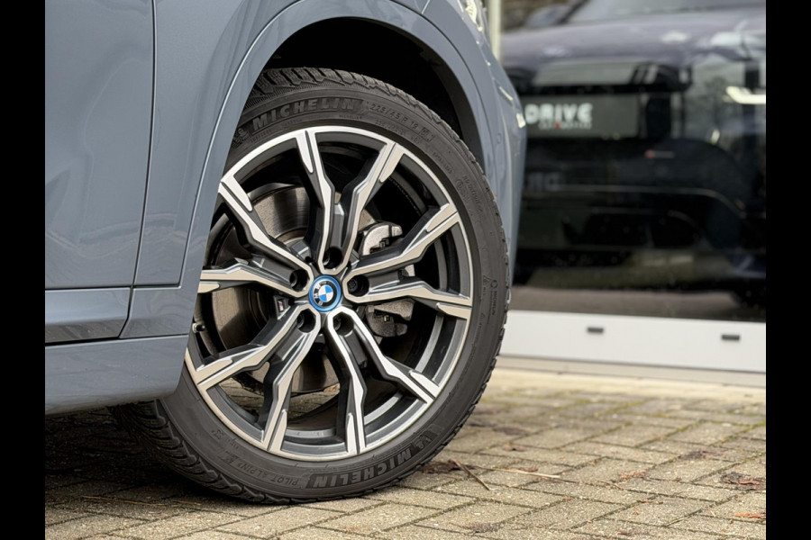 BMW X1 xDrive25e Bus Ed Plus M-Sport |Pano|HUD|HiFi|Cam|Sfeer|19"|Storm Bay|