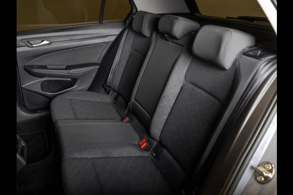 Volkswagen Golf 1.0 TSI Life / 110pk / Adaptieve cruise control / Apple CarPlay / Getint glas /