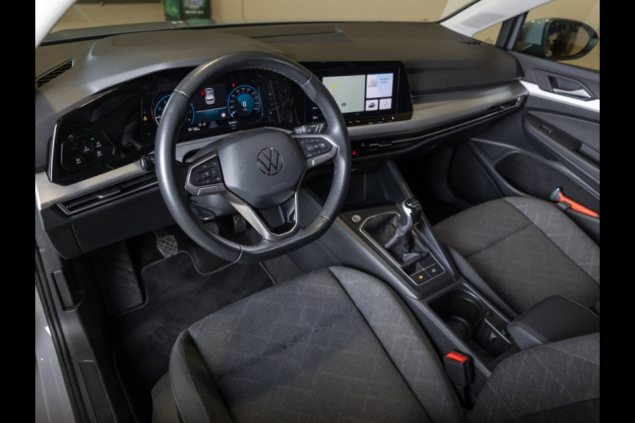 Volkswagen Golf 1.0 TSI Life / 110pk / Adaptieve cruise control / Apple CarPlay / Getint glas /