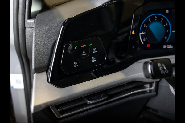 Volkswagen Golf 1.0 TSI Life / 110pk / Adaptieve cruise control / Apple CarPlay / Getint glas /