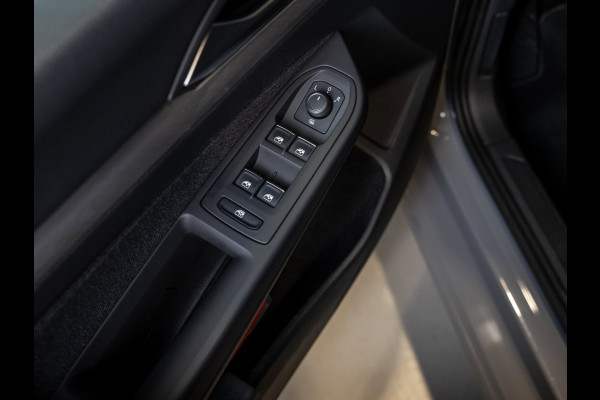 Volkswagen Golf 1.0 TSI Life / 110pk / Adaptieve cruise control / Apple CarPlay / Getint glas /