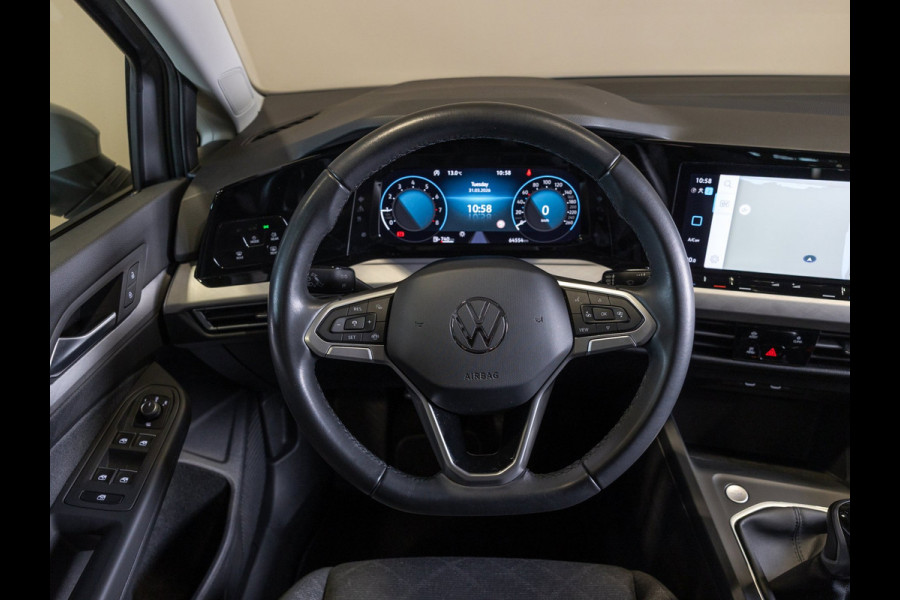 Volkswagen Golf 1.0 TSI Life / 110pk / Adaptieve cruise control / Apple CarPlay / Getint glas /