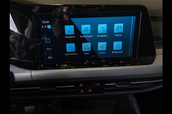 Volkswagen Golf 1.0 TSI Life / 110pk / Adaptieve cruise control / Apple CarPlay / Getint glas /