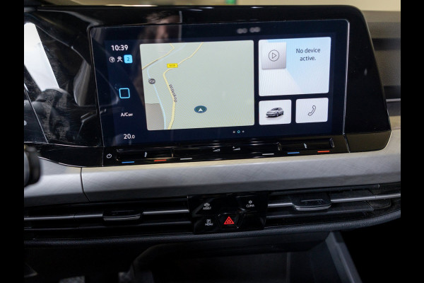 Volkswagen Golf 1.0 TSI Life / 110pk / Adaptieve cruise control / Apple CarPlay / Getint glas /