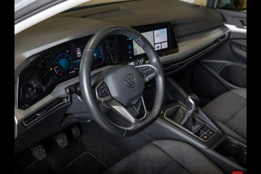 Volkswagen Golf 1.0 TSI Life / 110pk / Adaptieve cruise control / Apple CarPlay / Getint glas /