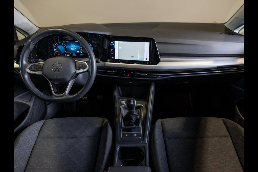 Volkswagen Golf 1.0 TSI Life / 110pk / Adaptieve cruise control / Apple CarPlay / Getint glas /