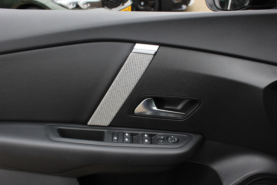 Citroën C4 1.2 Puretech Shine / Camera / Head-up / Keyless / Leder / 18'' / Navigatie / DAB / Dodehoek / ACC / Virtual Cockpit