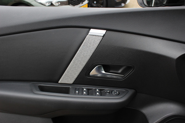 Citroën C4 1.2 Puretech Shine / Camera / Head-up / Keyless / Leder / 18'' / Navigatie / DAB / Dodehoek / ACC / Virtual Cockpit