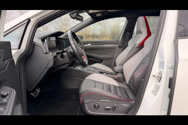 Volkswagen Golf 2.0 TSI GTI Panoramadak Leer Stoelverwarming/Verkoeling Camera Keyless entry