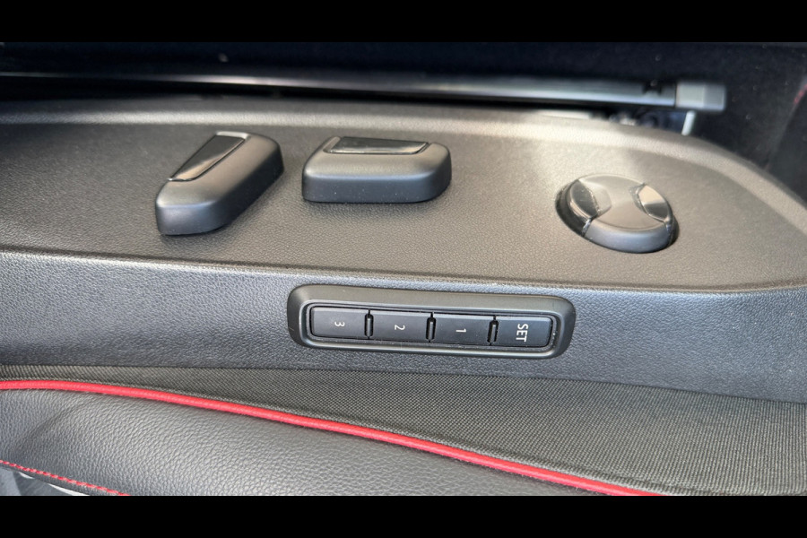 Volkswagen Golf 2.0 TSI GTI Panoramadak Leer Stoelverwarming/Verkoeling Camera Keyless entry