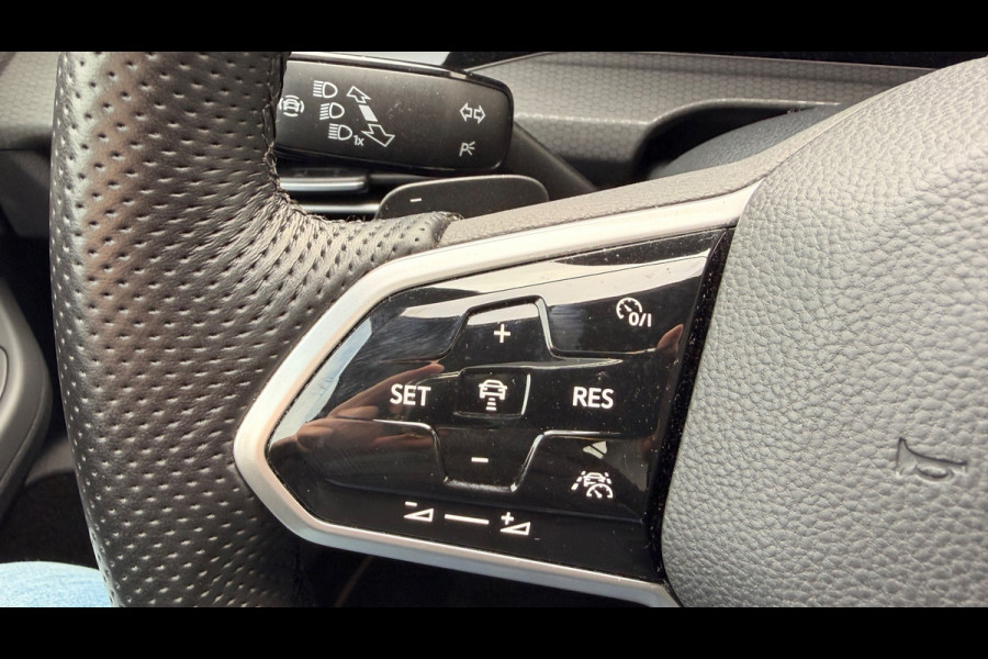 Volkswagen Golf 2.0 TSI GTI Panoramadak Leer Stoelverwarming/Verkoeling Camera Keyless entry