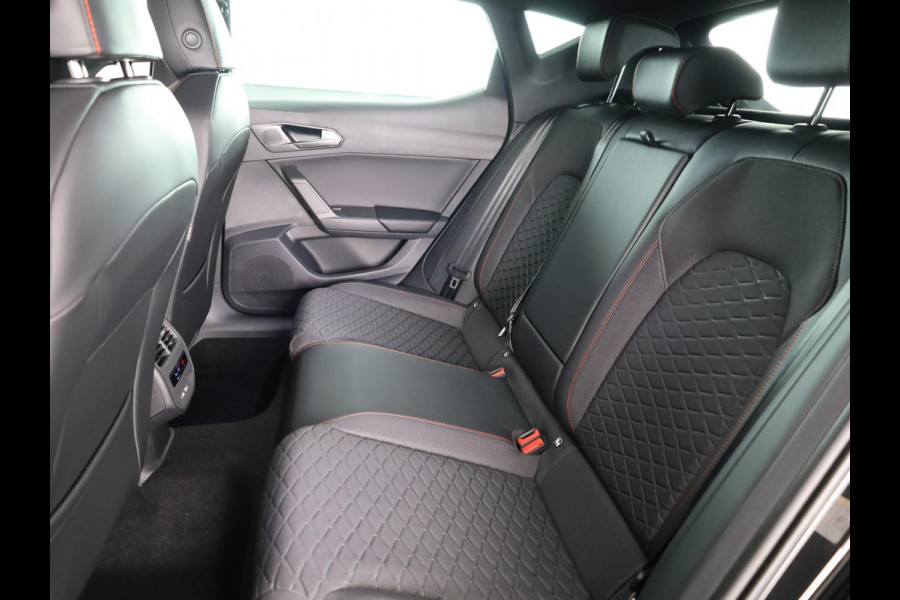 Seat Leon 1.5 TSI e-Hybrid FR Business | Technology Pack | Velgen 'Performance Supreme', 18 inch | Elektr. Trekhaak | Midnight Black Metallic