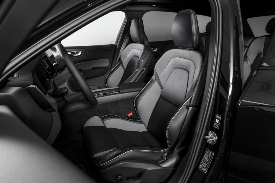 Volvo XC60 2.0 T6 Plug-in hybrid AWD Plus Black Edition | Harman/Kardon | S/K-Panodak | Dig. Cockpit | Adapt. Cruise | Elek. Klep | Stoel-+Stuurverw. | 360 Camera | NAV+App. Connect | ECC | LM 21" | 1711
