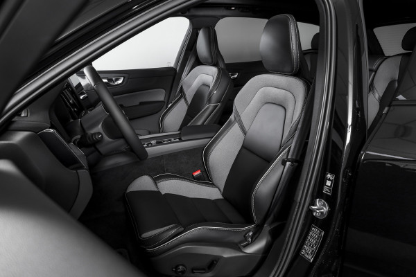 Volvo XC60 2.0 T6 Plug-in hybrid AWD Plus Black Edition | Harman/Kardon | S/K-Panodak | Dig. Cockpit | Adapt. Cruise | Elek. Klep | Stoel-+Stuurverw. | 360 Camera | NAV+App. Connect | ECC | LM 21" | 1711