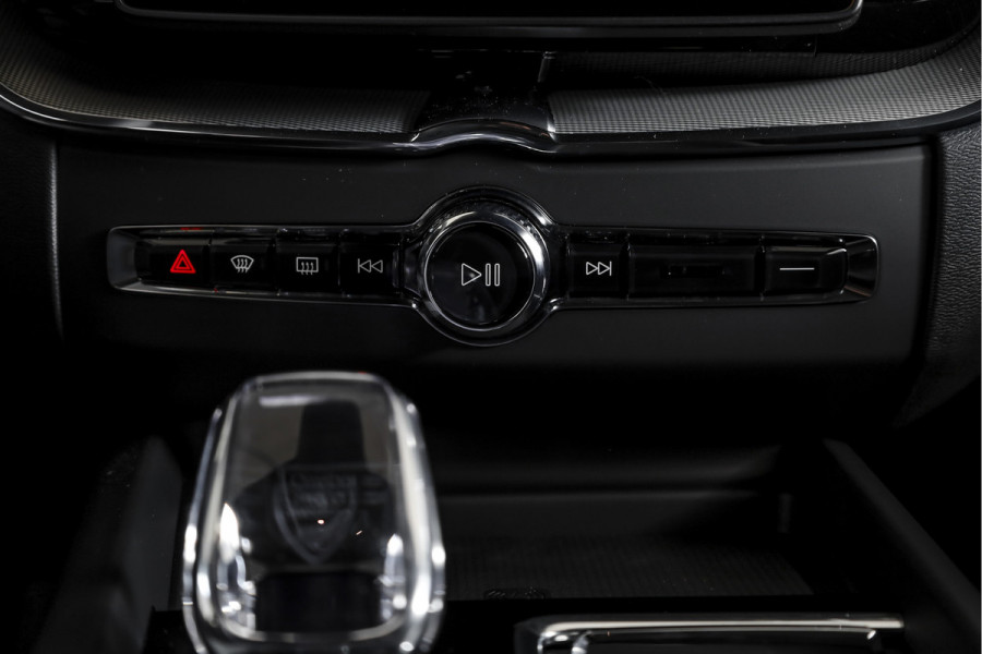 Volvo XC60 2.0 T6 Plug-in hybrid AWD Plus Black Edition | Harman/Kardon | S/K-Panodak | Dig. Cockpit | Adapt. Cruise | Elek. Klep | Stoel-+Stuurverw. | 360 Camera | NAV+App. Connect | ECC | LM 21" | 1711