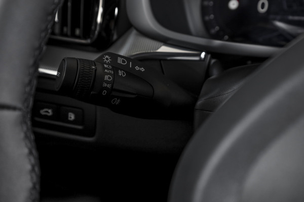 Volvo XC60 2.0 T6 Plug-in hybrid AWD Plus Black Edition | Harman/Kardon | S/K-Panodak | Dig. Cockpit | Adapt. Cruise | Elek. Klep | Stoel-+Stuurverw. | 360 Camera | NAV+App. Connect | ECC | LM 21" | 1711