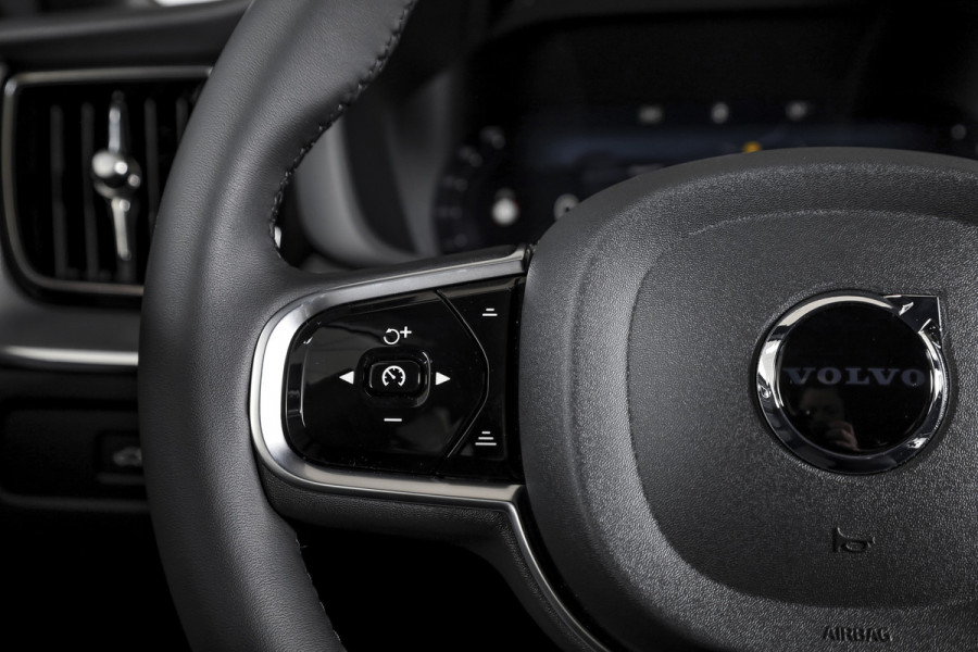 Volvo XC60 2.0 T6 Plug-in hybrid AWD Plus Black Edition | Harman/Kardon | S/K-Panodak | Dig. Cockpit | Adapt. Cruise | Elek. Klep | Stoel-+Stuurverw. | 360 Camera | NAV+App. Connect | ECC | LM 21" | 1711