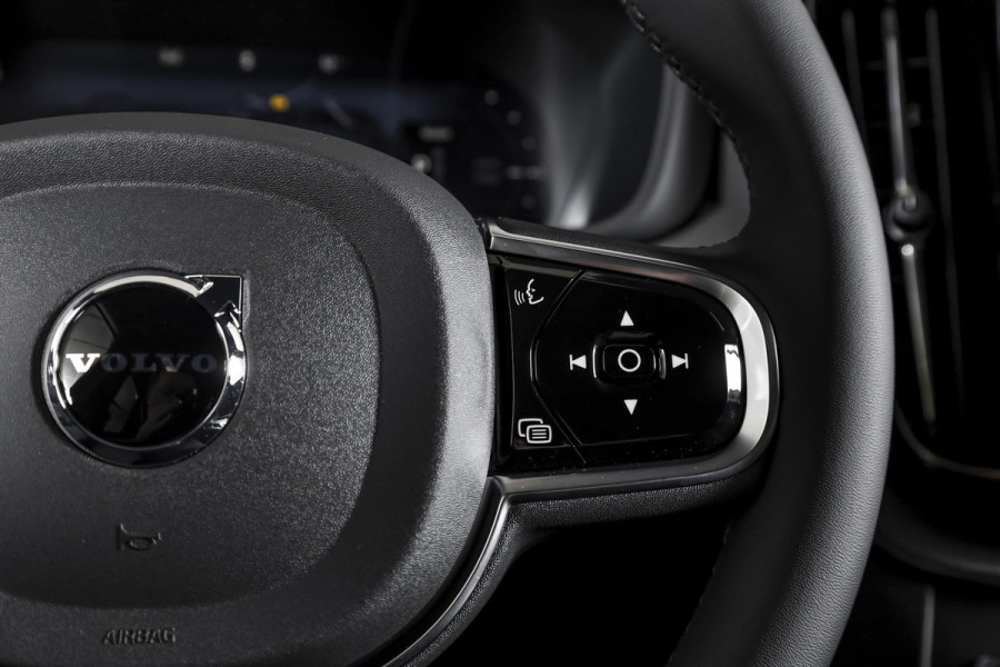 Volvo XC60 2.0 T6 Plug-in hybrid AWD Plus Black Edition | Harman/Kardon | S/K-Panodak | Dig. Cockpit | Adapt. Cruise | Elek. Klep | Stoel-+Stuurverw. | 360 Camera | NAV+App. Connect | ECC | LM 21" | 1711