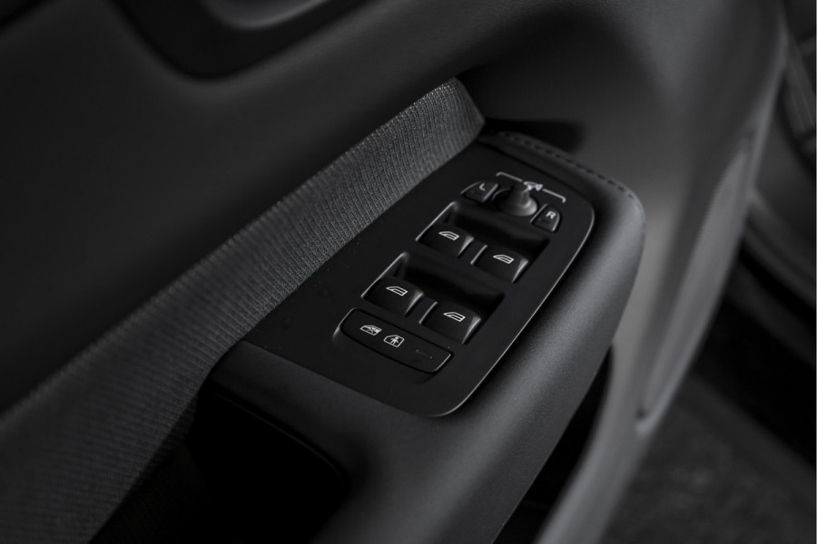 Volvo XC60 2.0 T6 Plug-in hybrid AWD Plus Black Edition | Harman/Kardon | S/K-Panodak | Dig. Cockpit | Adapt. Cruise | Elek. Klep | Stoel-+Stuurverw. | 360 Camera | NAV+App. Connect | ECC | LM 21" | 1711