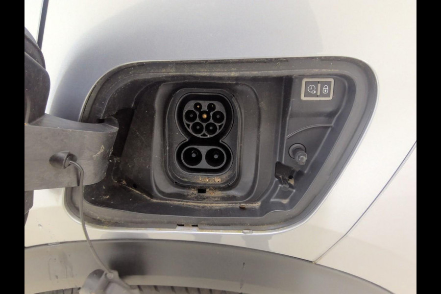 Peugeot e-2008 EV GT Pack 50 kWh | 25.500 KM | SOH 92% | Panorama dak |