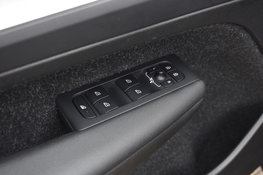 Volvo XC40 B4 211PK Business Pro | Trekhaak | ACC | Blis | Camera | 18"LMV