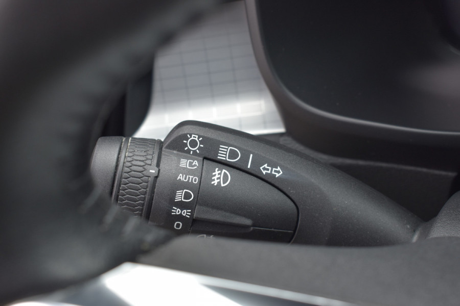 Volvo XC40 B4 211PK Business Pro | Trekhaak | ACC | Blis | Camera | 18"LMV