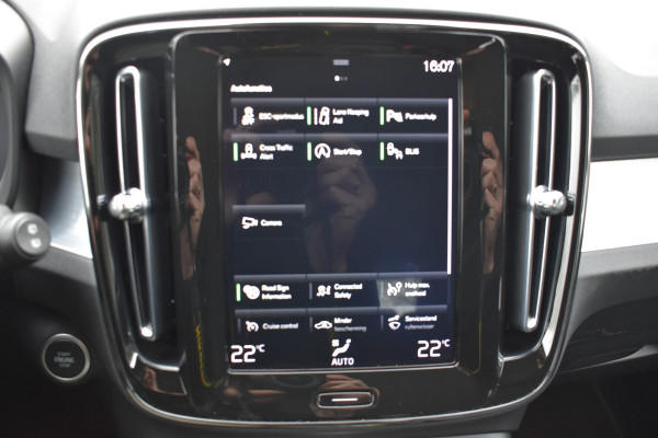 Volvo XC40 B4 211PK Business Pro | Trekhaak | ACC | Blis | Camera | 18"LMV