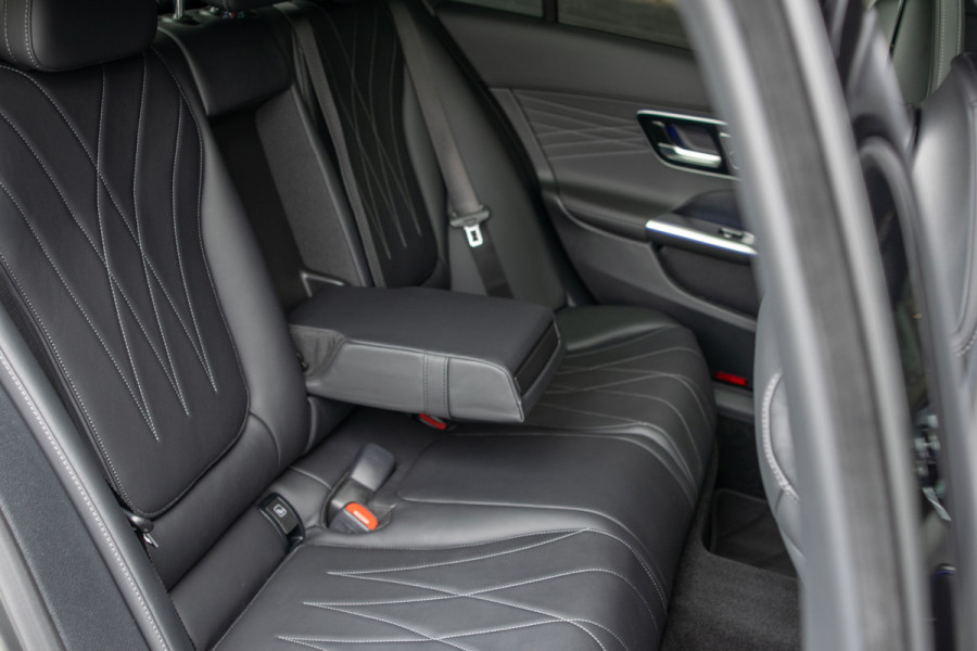 Mercedes-Benz C-Klasse 300 e AMG Magno|Nappa|Night|Rij-assistentie Plus|Keyless-Go|Stoelkoeling|Pano|360°|Burmester|19''