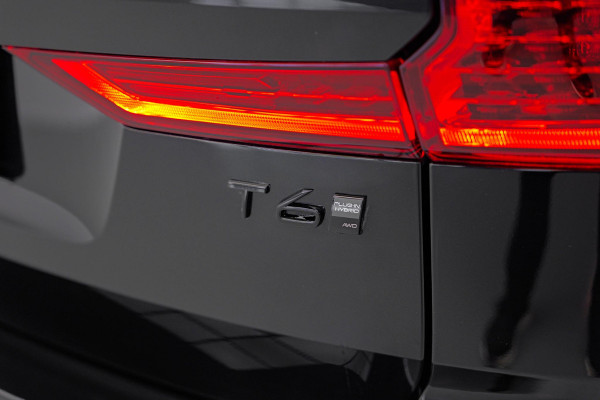 Volvo XC60 2.0 T6 Plug-in hybrid AWD Ultra Black Edition |Pano|H&K|360cam|Memory|