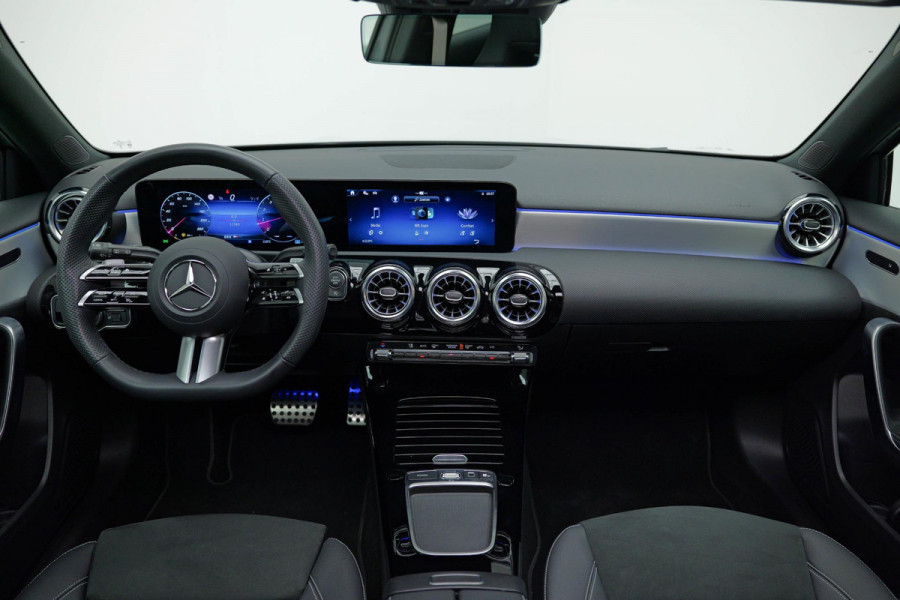 Mercedes-Benz A-Klasse 200 AMG Line |Pano|AlpineGrau|Ambient|