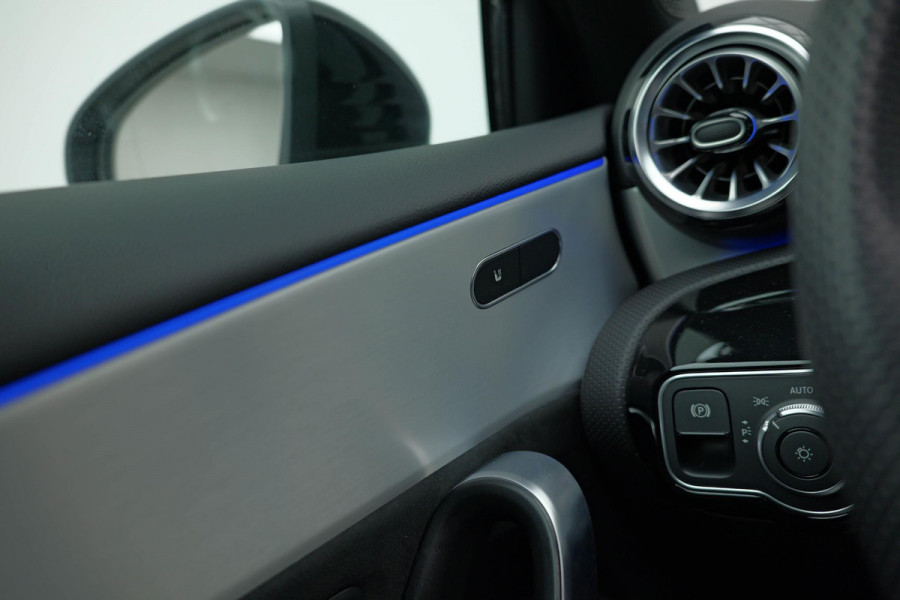 Mercedes-Benz A-Klasse 200 AMG Line |Pano|AlpineGrau|Ambient|