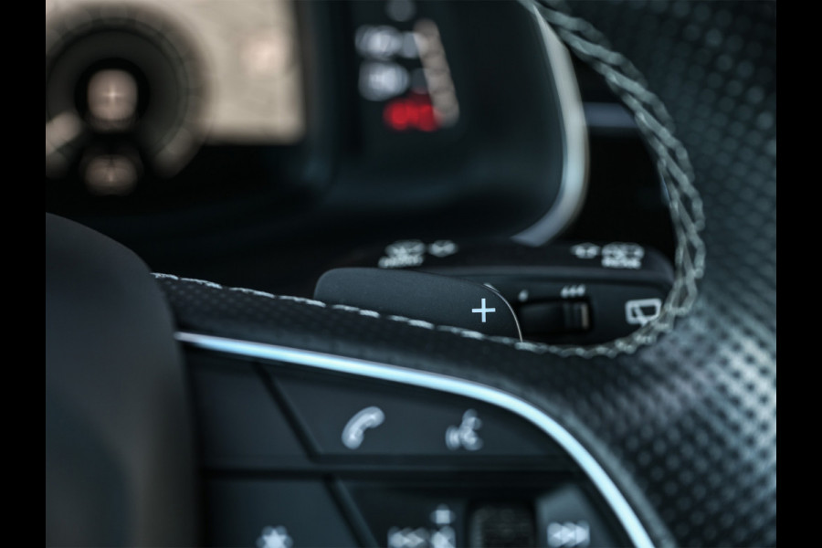 Audi Q8 55 TFSI e quattro Pro Line | Head-Up | Night vision | Luchtvering | Adaptive cruise | 360 Camera | Soft close | Keyless | Ambiance interieur | Achterbank verwarming | Trekhaak