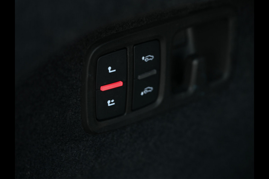 Audi Q8 55 TFSI e quattro Pro Line | Head-Up | Night vision | Luchtvering | Adaptive cruise | 360 Camera | Soft close | Keyless | Ambiance interieur | Achterbank verwarming | Trekhaak