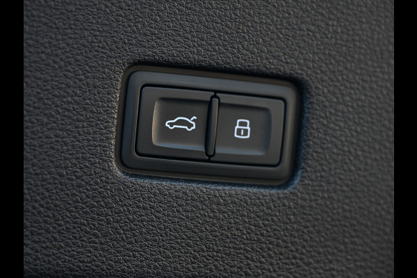 Audi Q8 55 TFSI e quattro Pro Line | Head-Up | Night vision | Luchtvering | Adaptive cruise | 360 Camera | Soft close | Keyless | Ambiance interieur | Achterbank verwarming | Trekhaak