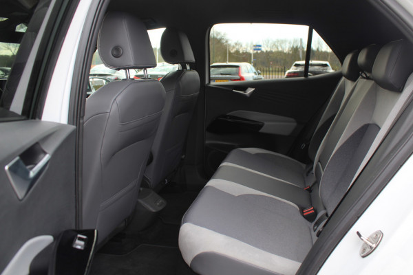 Volkswagen ID.3 First 58 kWh / Camera / Keyless / Matrix LED / Interieurvoorverwarming / 19'' / DAB / 19'' / Navigatie / ACC