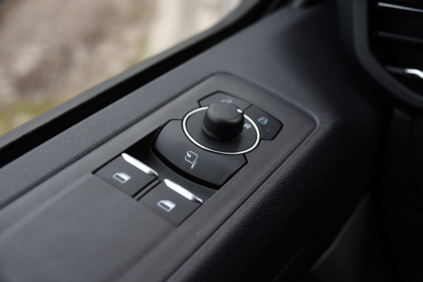 Ford Transit Custom 300 2.0 TDCI L1H1 Limited PB Edition Virtual, Camera, Cruise, Carplay, Stoelverwarming, LED, 136pk, Voorruit verwarming, Multimedia, Sensoren, Uniek!