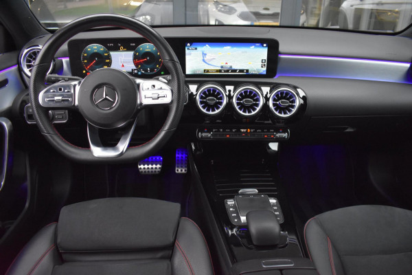 Mercedes-Benz A-Klasse 180 AMG NIGHT | SFEERVERLICHTING | APPLE CARPLAY | CAMERA | ANDROID AUTO | NAP | DEALER ONDERHOUDEN