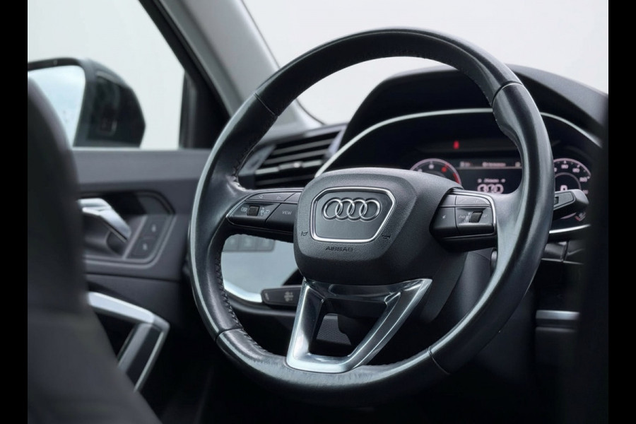 Audi Q3 35 TFSI S LINE edition one, panoramadak, stoelverwarming, digitaal cockpit , dealer onderhouden