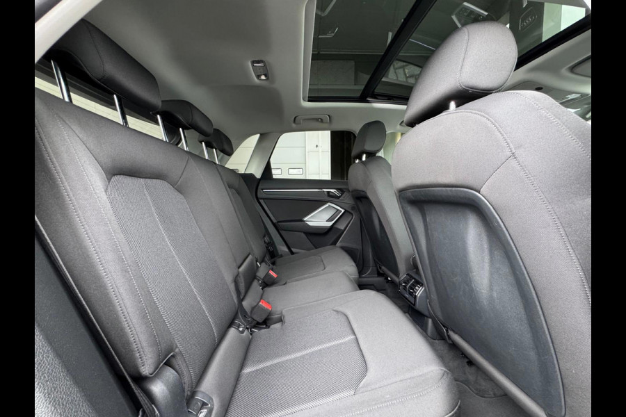 Audi Q3 35 TFSI S LINE edition one, panoramadak, stoelverwarming, digitaal cockpit , dealer onderhouden