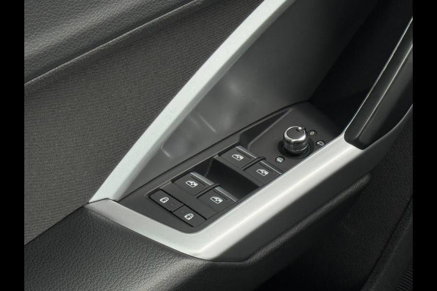 Audi Q3 35 TFSI S LINE edition one, panoramadak, stoelverwarming, digitaal cockpit , dealer onderhouden
