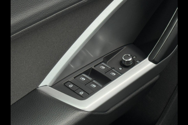 Audi Q3 35 TFSI S LINE edition one, panoramadak, stoelverwarming, digitaal cockpit , dealer onderhouden