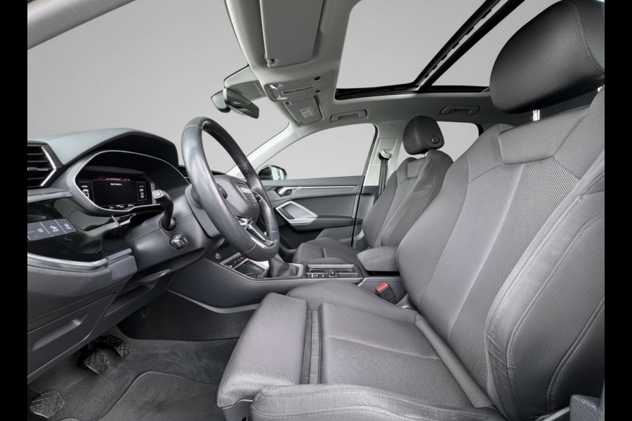 Audi Q3 35 TFSI S LINE edition one, panoramadak, stoelverwarming, digitaal cockpit , dealer onderhouden
