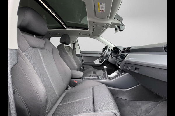 Audi Q3 35 TFSI S LINE edition one, panoramadak, stoelverwarming, digitaal cockpit , dealer onderhouden