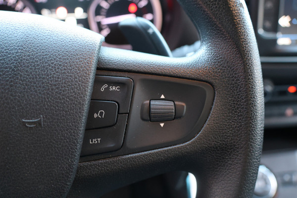 Peugeot Expert 2.0 BlueHDI 180 Premium Pack 177 PK | 3-Zitter | CarPlay | Camera | Dodehoek detector | Airco | Trekhaak | Lederen bekleding | Nieuwe APK | NAP Logisch