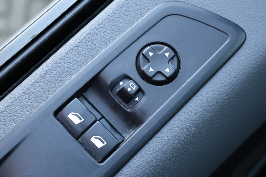 Peugeot Expert 2.0 BlueHDI 180 Premium Pack 177 PK | 3-Zitter | CarPlay | Camera | Dodehoek detector | Airco | Trekhaak | Lederen bekleding | Nieuwe APK | NAP Logisch
