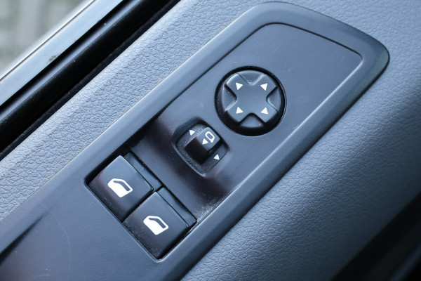 Peugeot Expert 2.0 BlueHDI 180 Premium Pack 177 PK | 3-Zitter | CarPlay | Camera | Dodehoek detector | Airco | Trekhaak | Lederen bekleding | Nieuwe APK | NAP Logisch