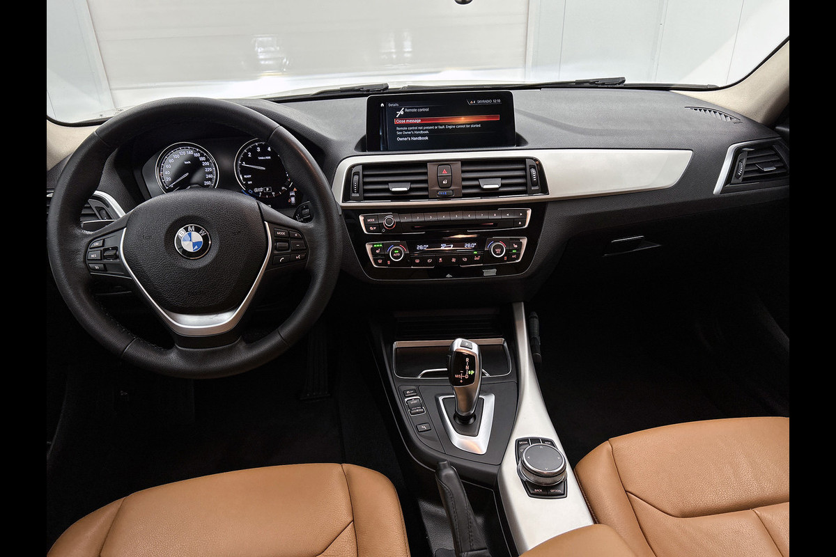 BMW 1-serie 118i High Executive (GROOT-NAVIGATIE, LEDER, STOELVERWARMING, PARKEERSENSOREN, DEALER ONDERHOUDEN)